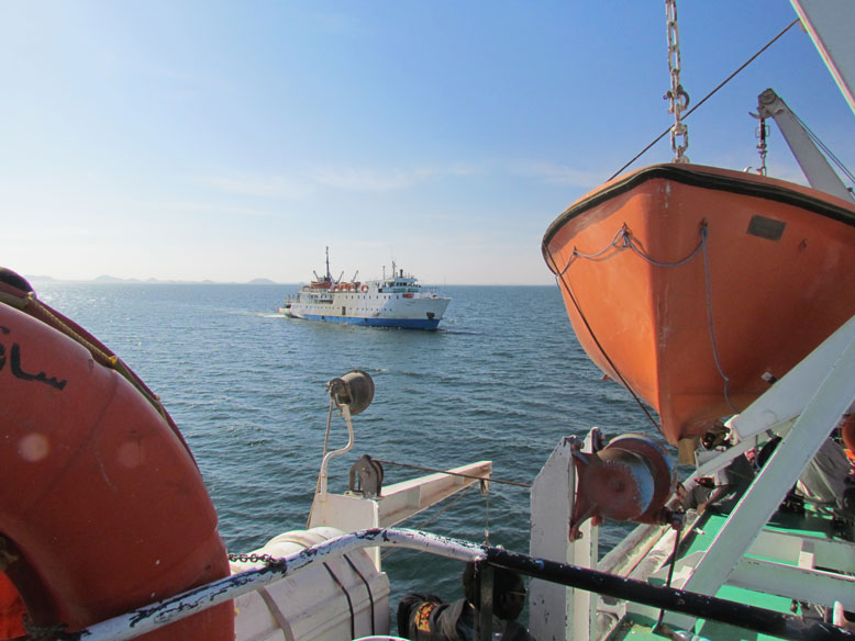 barco de rescate aproximandose